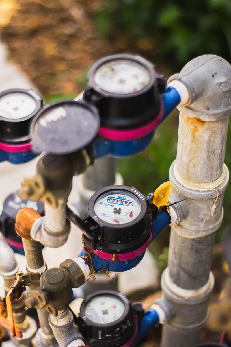 Watermeters en afsluiters in een leidingopstelling